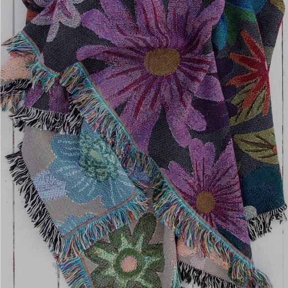 Natural life woven floral blankets never been used. - Picture 2 of 3